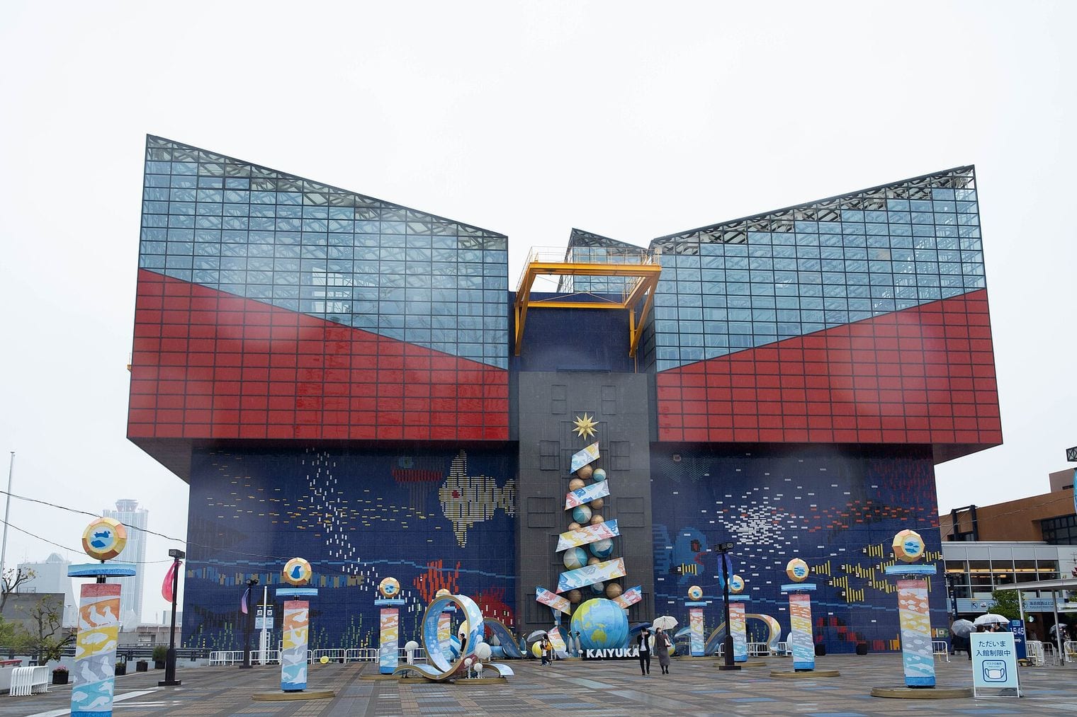 Osaka Aquarium Kaiyukan, World