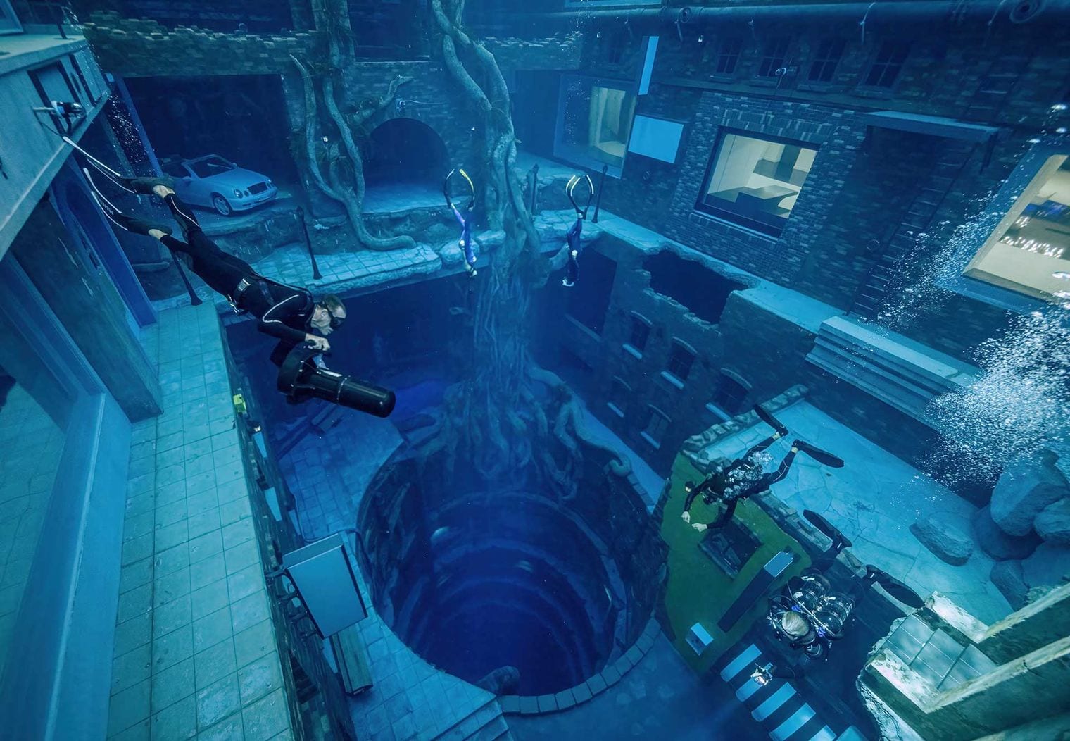 Deep Dive Dubai, World