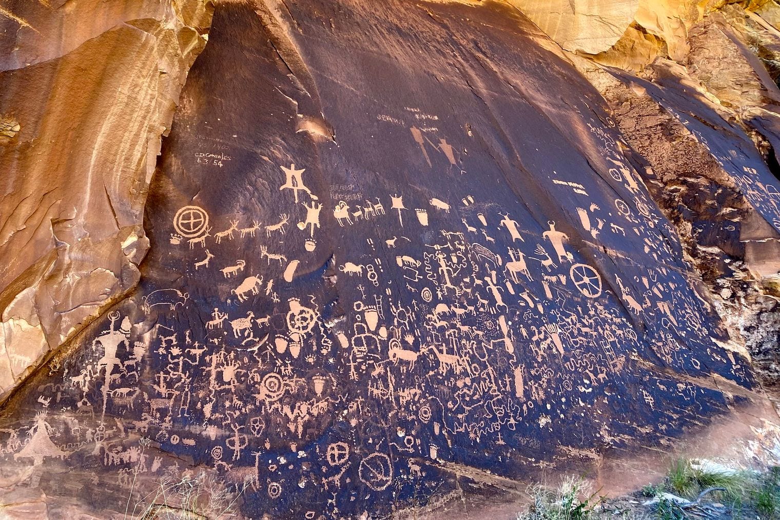 Newspaper Rock Carries 650 Carvings on One Panel, Utah
