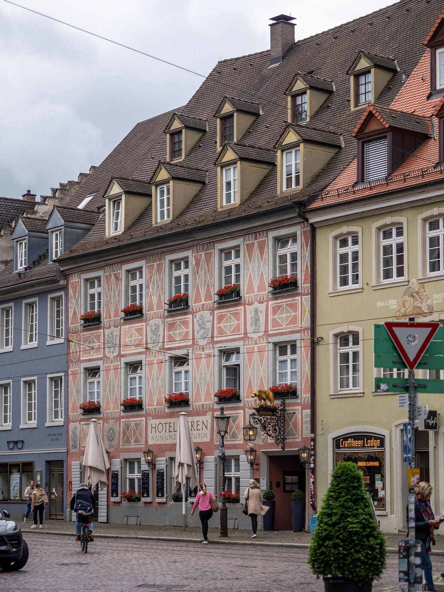 Zum Roten Bären, World