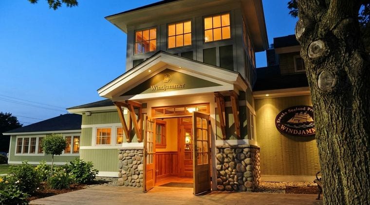 Windjammer Restaurant & Upper Deck Pub