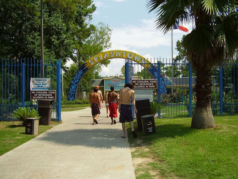 Hurricane Harbor Splashtown